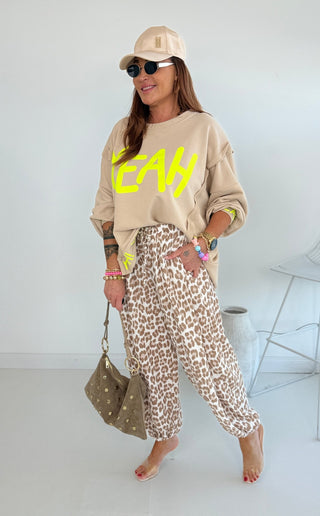 Sweater in Beige mit 'Yeah' Print in Neongelb vorne in Einheitsgröße für Damen - Levelone GmbH & Co. KG