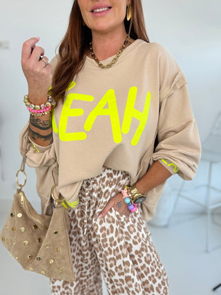 Sweater in Beige mit 'Yeah' Print in Neongelb vorne in Einheitsgröße für Damen - Levelone GmbH & Co. KG