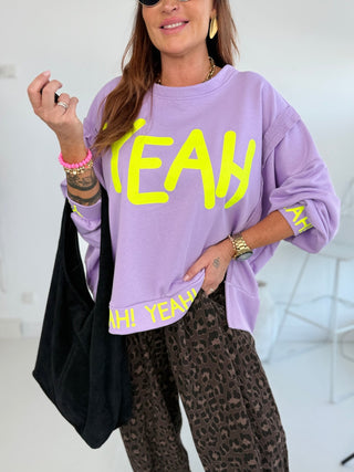 Sweater in Lila mit 'Yeah' Print in Neongelb vorne in Einheitsgröße für Damen - Levelone GmbH & Co. KG