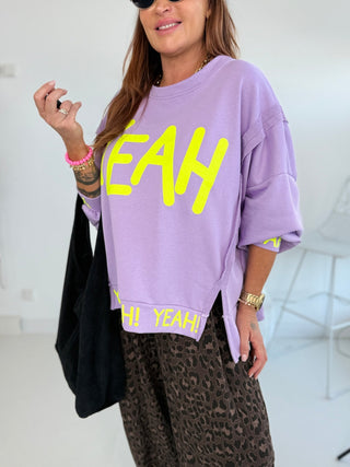 Sweater in Lila mit 'Yeah' Print in Neongelb vorne in Einheitsgröße für Damen - Levelone GmbH & Co. KG