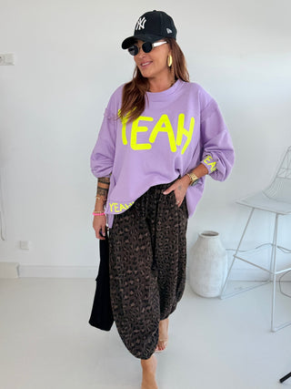 Sweater in Lila mit 'Yeah' Print in Neongelb vorne in Einheitsgröße für Damen - Levelone GmbH & Co. KG