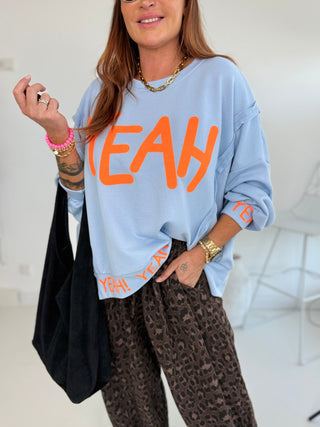 Sweater in Hellblau mit 'Yeah' Print in Neonorange vorne in Einheitsgröße für Damen - Levelone GmbH & Co. KG