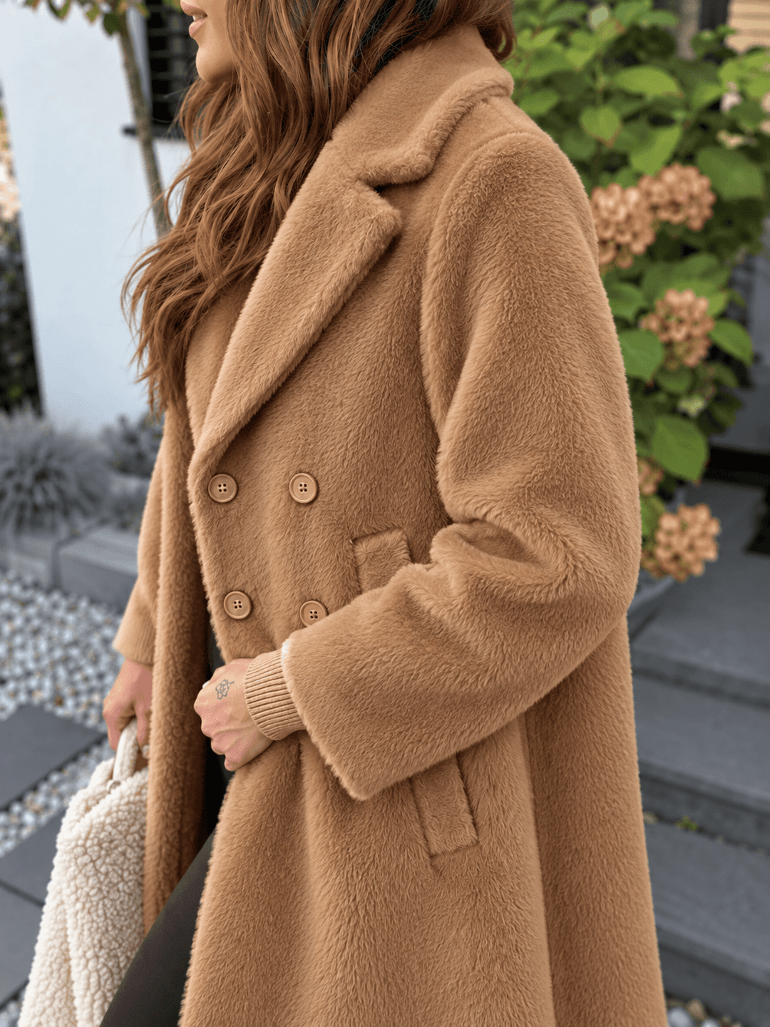 Stylischer Fellmantel für Damen in Camel mit Reverskragen, Knöpfen, Taschen & weicher Haptik - Levelone GmbH & Co. KG