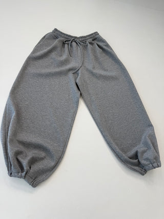 Joggerhose in Grau mit Bündchen am Saum für Damen. In Einheitsgröße 36-42  - Levelone GmbH & Co. KG