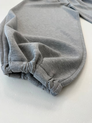 Joggerhose in Grau mit Bündchen am Saum für Damen. In Einheitsgröße 36-42  - Levelone GmbH & Co. KG