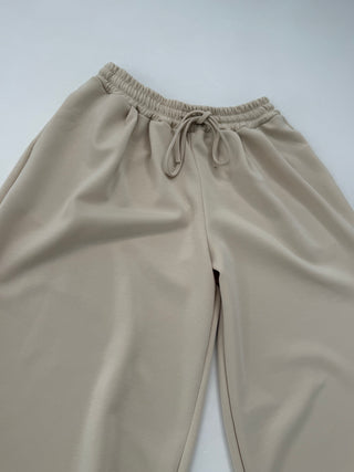 Joggerhose in Beige mit Bündchen am Saum für Damen. In Einheitsgröße 36-42 - Levelone GmbH & Co. KG