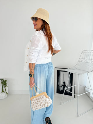 Sommerhose in Jeansoptik in Blau mit seitlichen Eingrifftaschen. Für Damen in Einheitsgröße 36-42 - Levelone GmbH & Co. KG