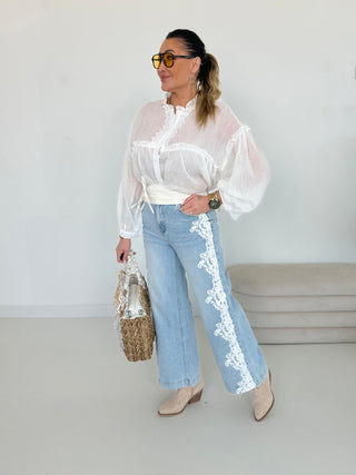 Jeanshose in blau mit weitem Bein