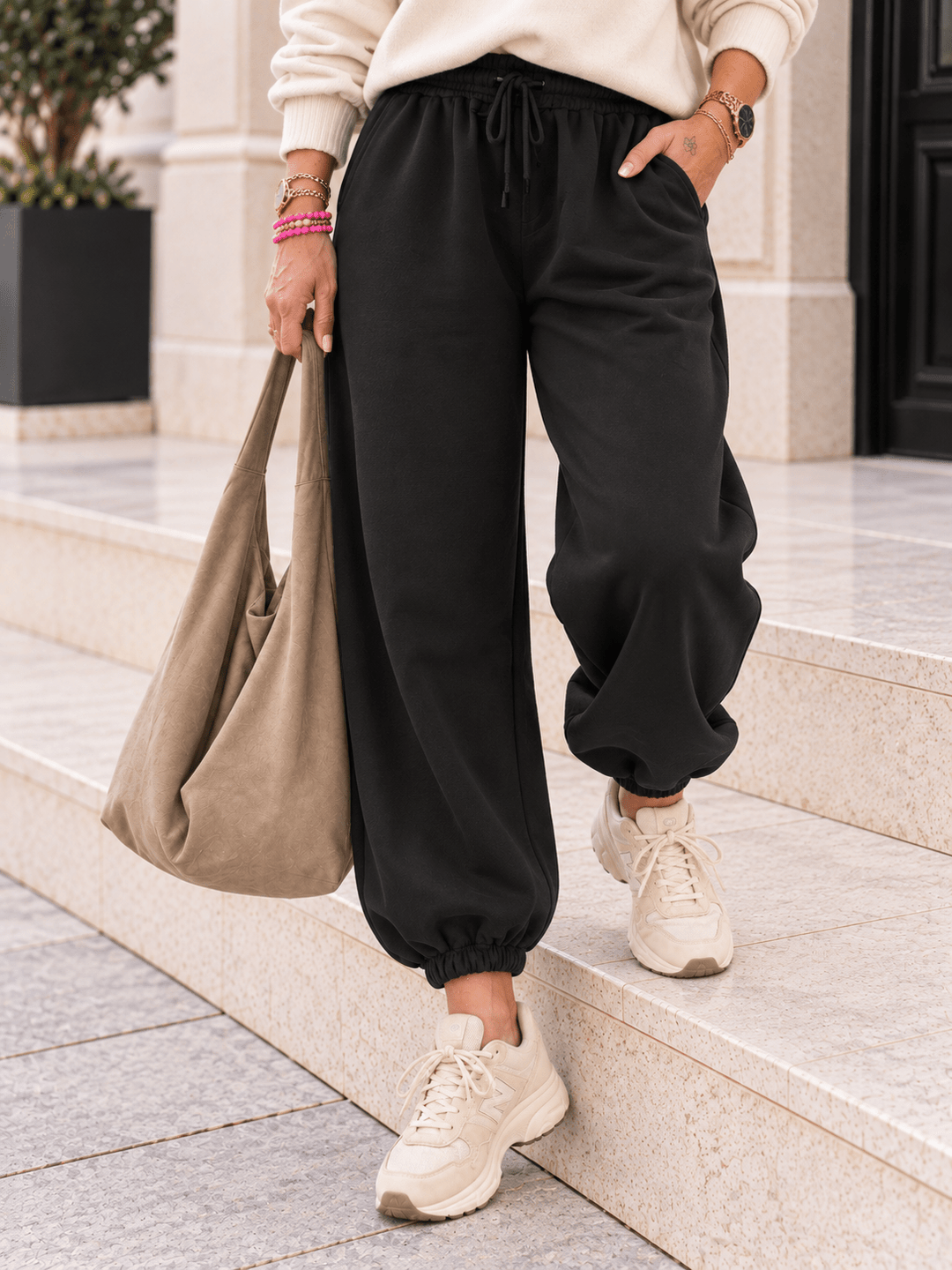 Joggerhose in Schwarz mit Bündchen am Saum für Damen. In Einheitsgröße 36-42 - Levelone GmbH & Co. KG