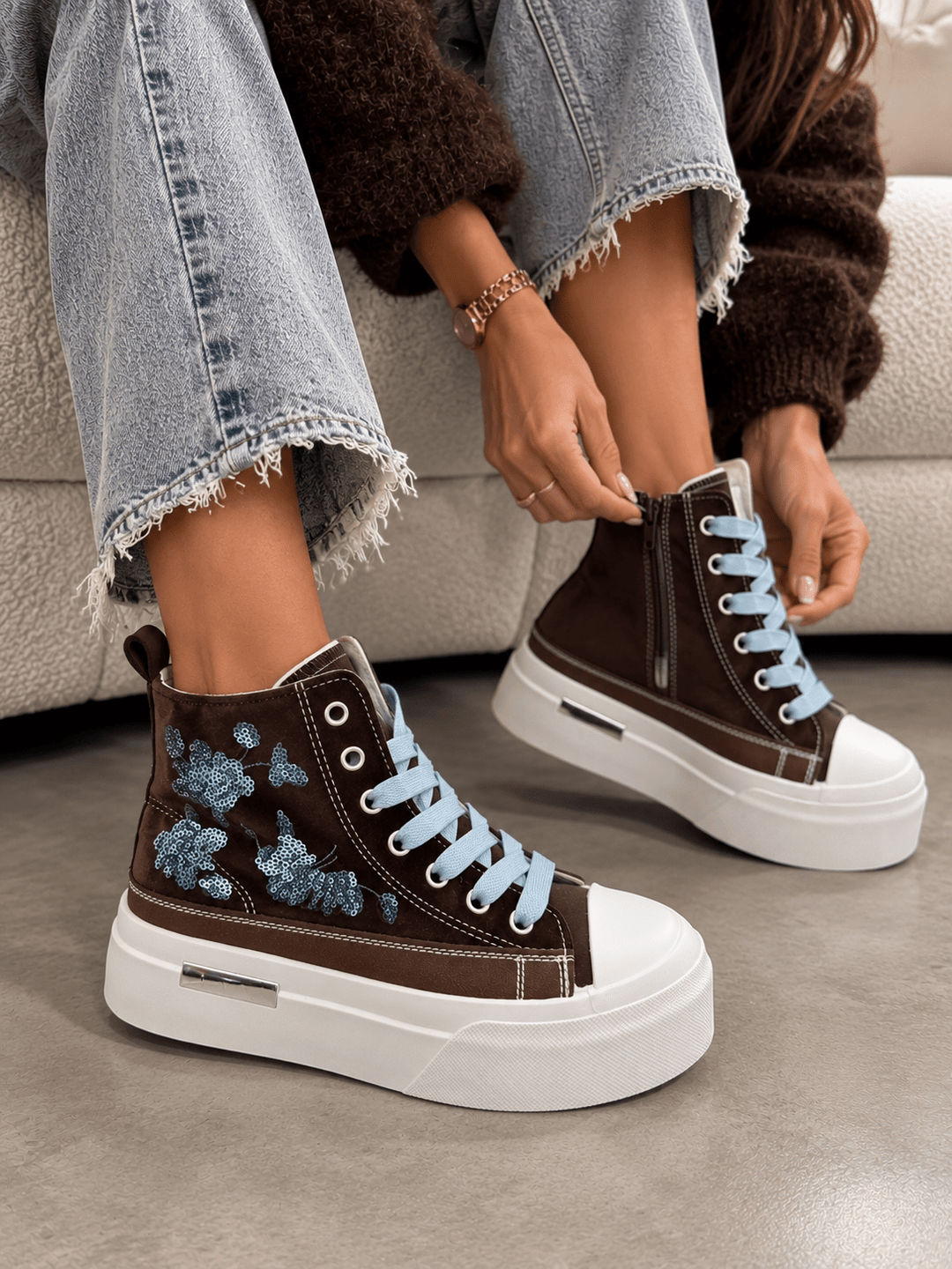 Sneaker in Braun, mit Eisblauen Pailletten dekoriert, - Levelone GmbH & Co. KG
